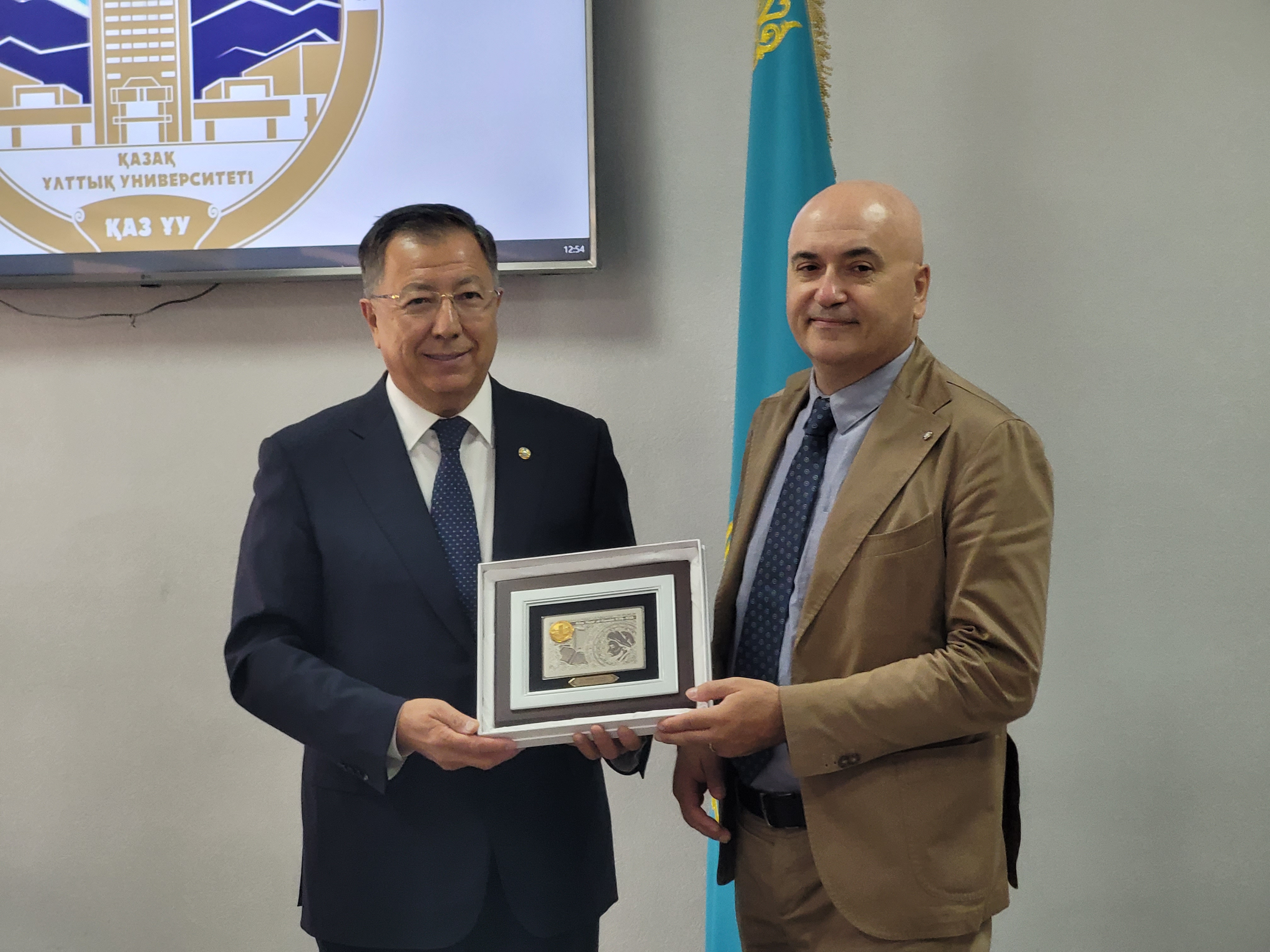 Foto 3: I Rettori Zhanseit Tuimebayev e Roberto Tottoli all’apertura del simposio