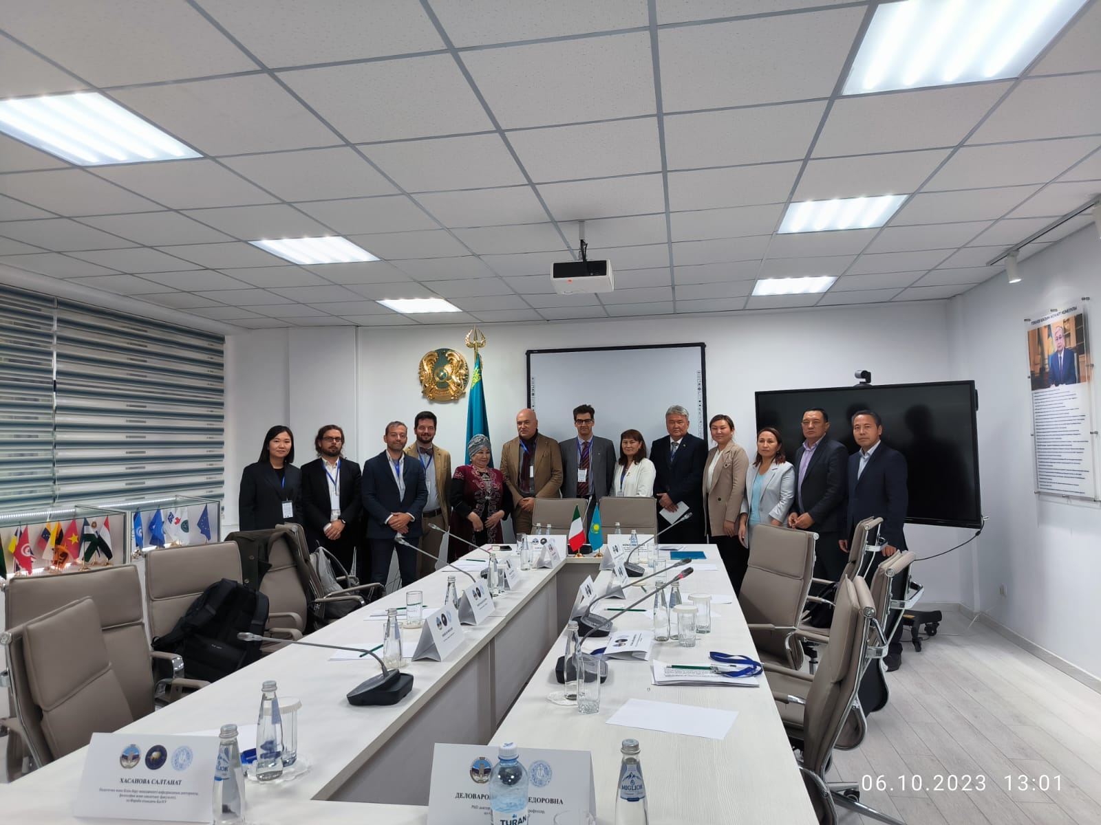 Foto 4: La delegazione con i partner dell’Università Al-Farabi durante il simposio