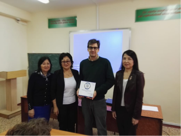 Il prof. Trevisani riceve un dono dalla Prof.ssa Madina Maksimovna Umurkulova, Decana della Facoltà di Filosofia e Psicologia