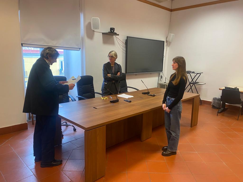 La consegna del premio da parte del genero di Allum