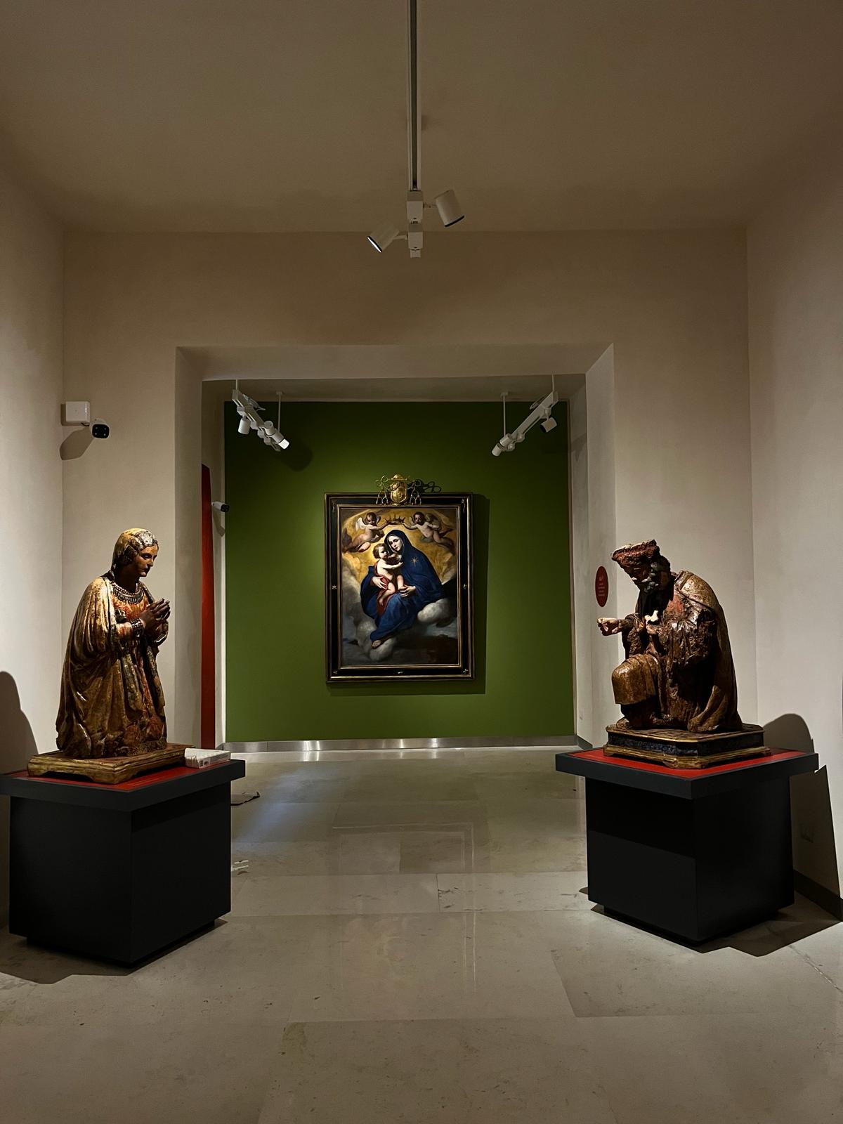 Individuato in precario stato di conservazione nel 2021 nella chiesa della masseria di San Domenico a Soccavo, il dipinto con la Madonna di Costantinopoli di Massimo Stanzione è stato finalmente restituito in tutta la sua potenza espressiva dopo un complesso intervento di restauro. Dal 22 marzo al 30 giugno l'opera sarà esposta al Museo diocesano di Pozzuoli.