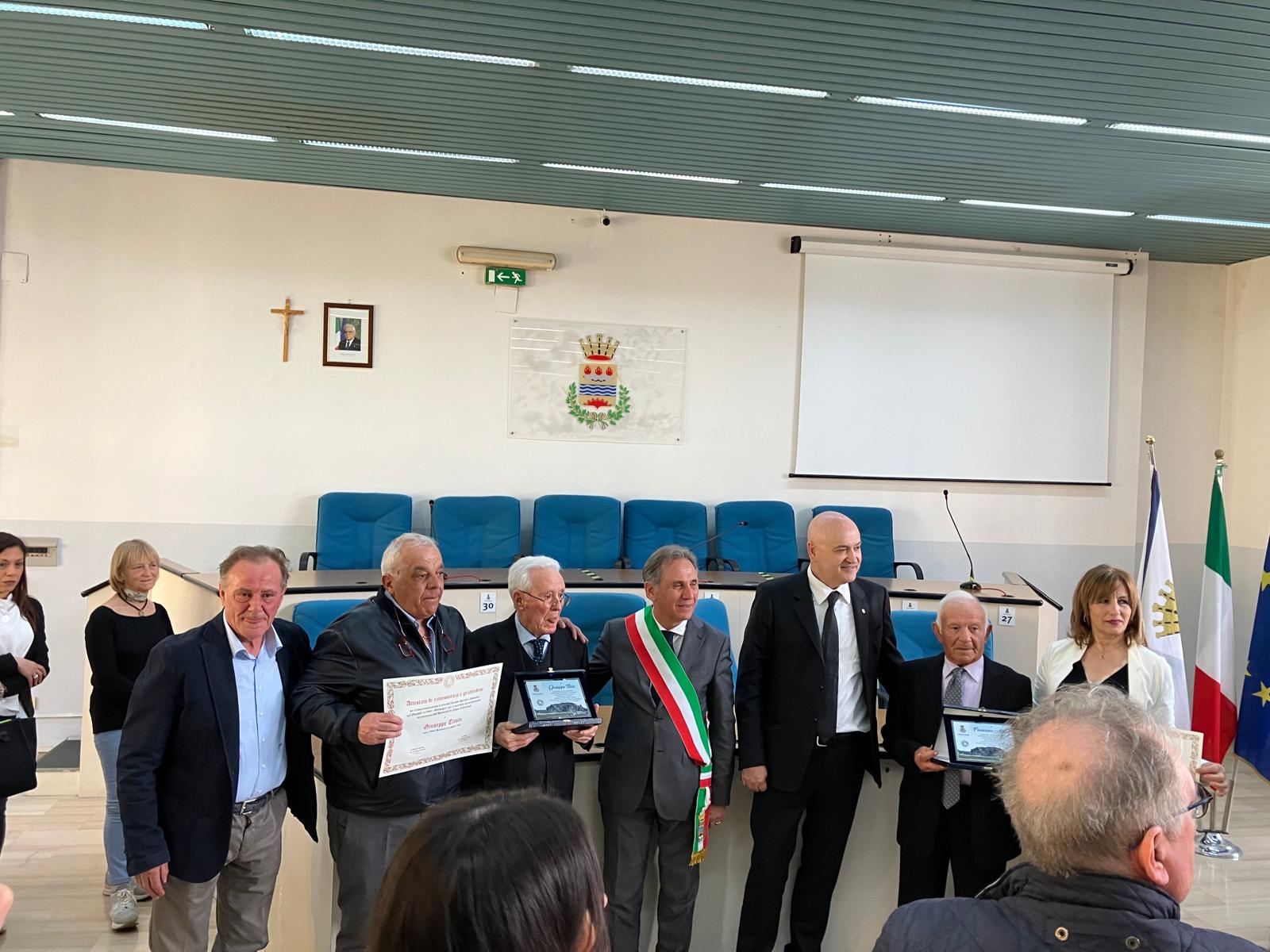 Premiati due ex lavoratori dell'azienda agricola S. Cecilia Petruccia per il loro impegno quarantennale
