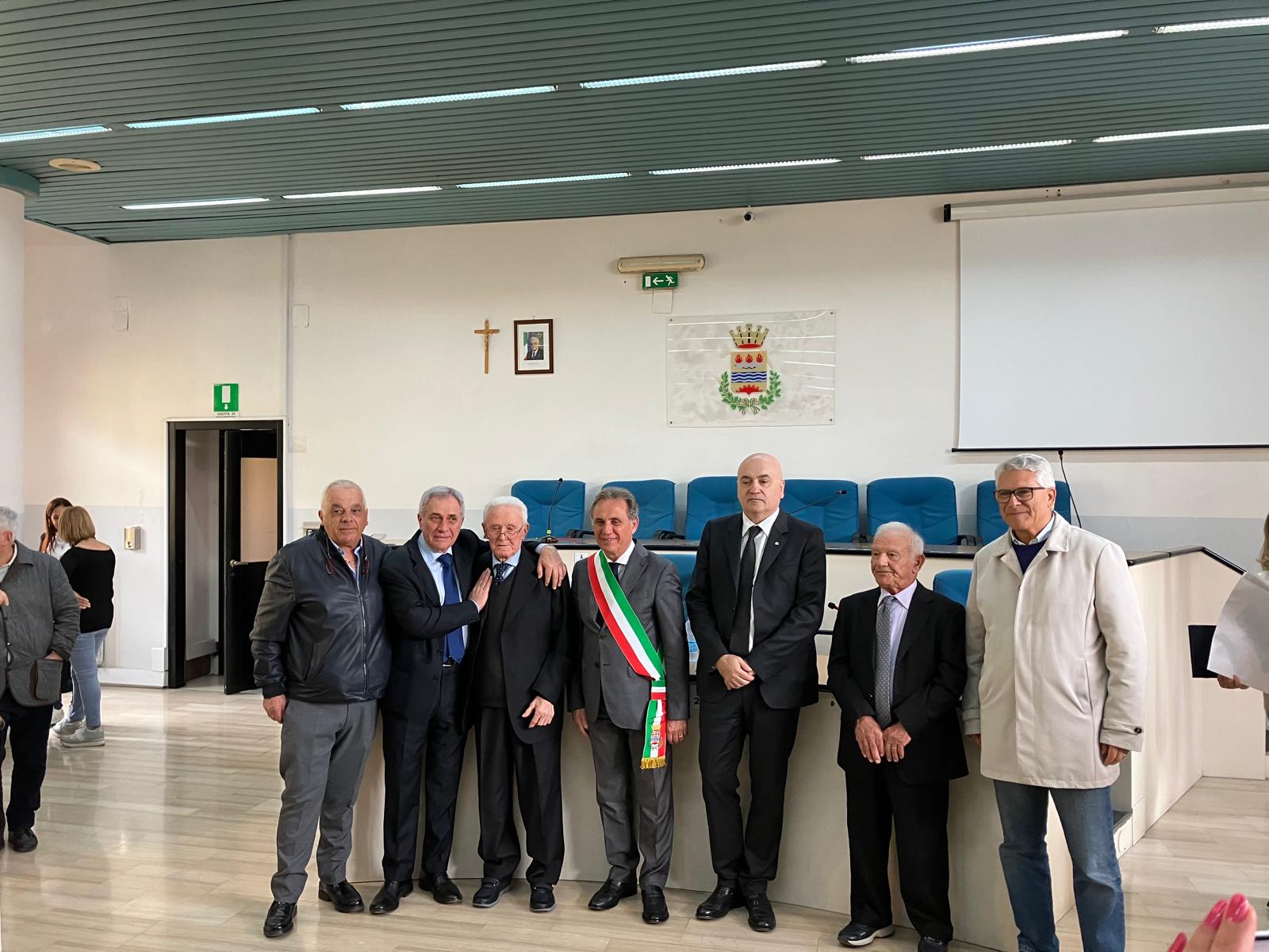 Premiati due ex lavoratori dell'azienda agricola S. Cecilia Petruccia per il loro impegno quarantennale
