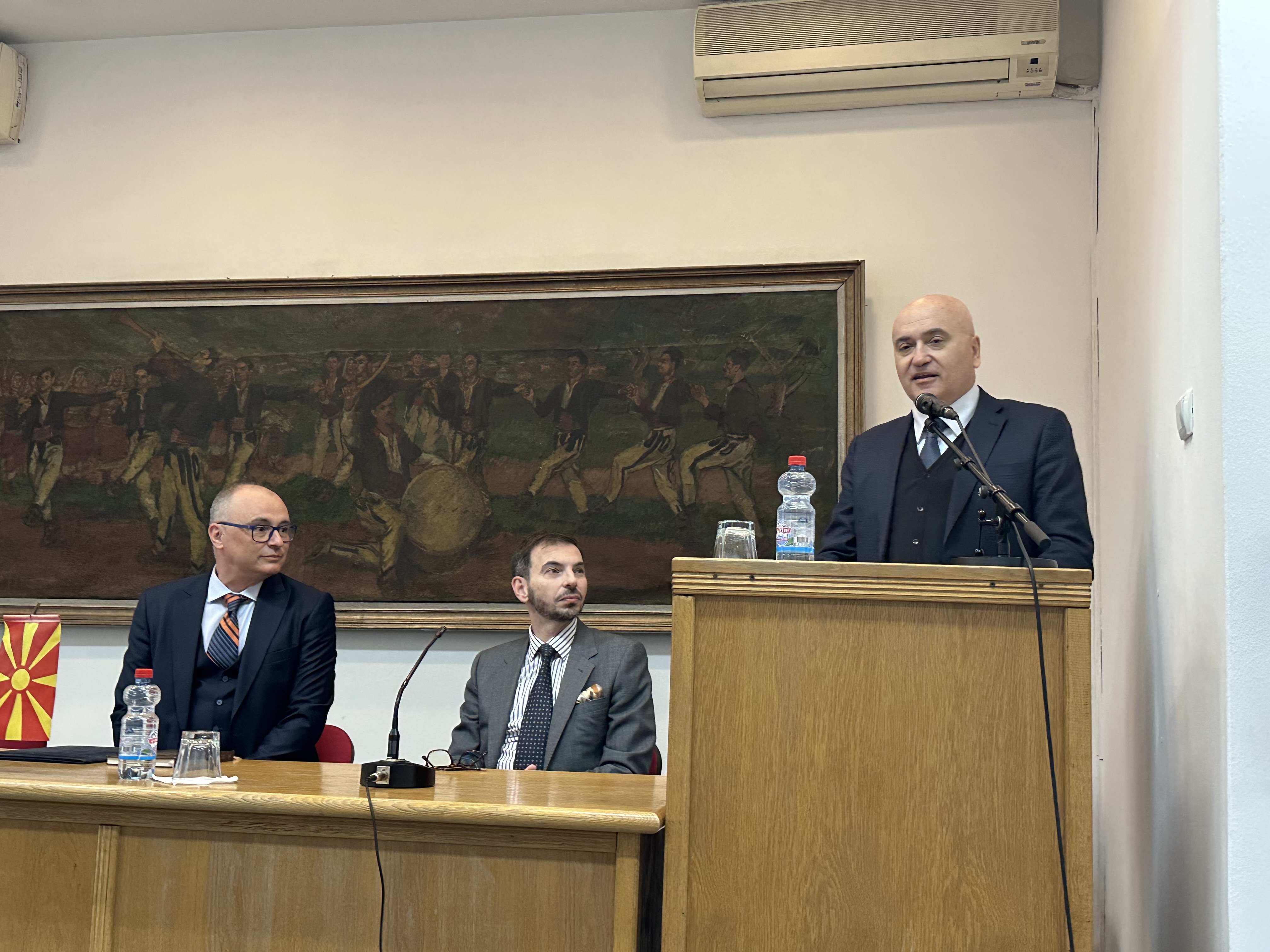 lezione alla Facoltà di filologia Skopje