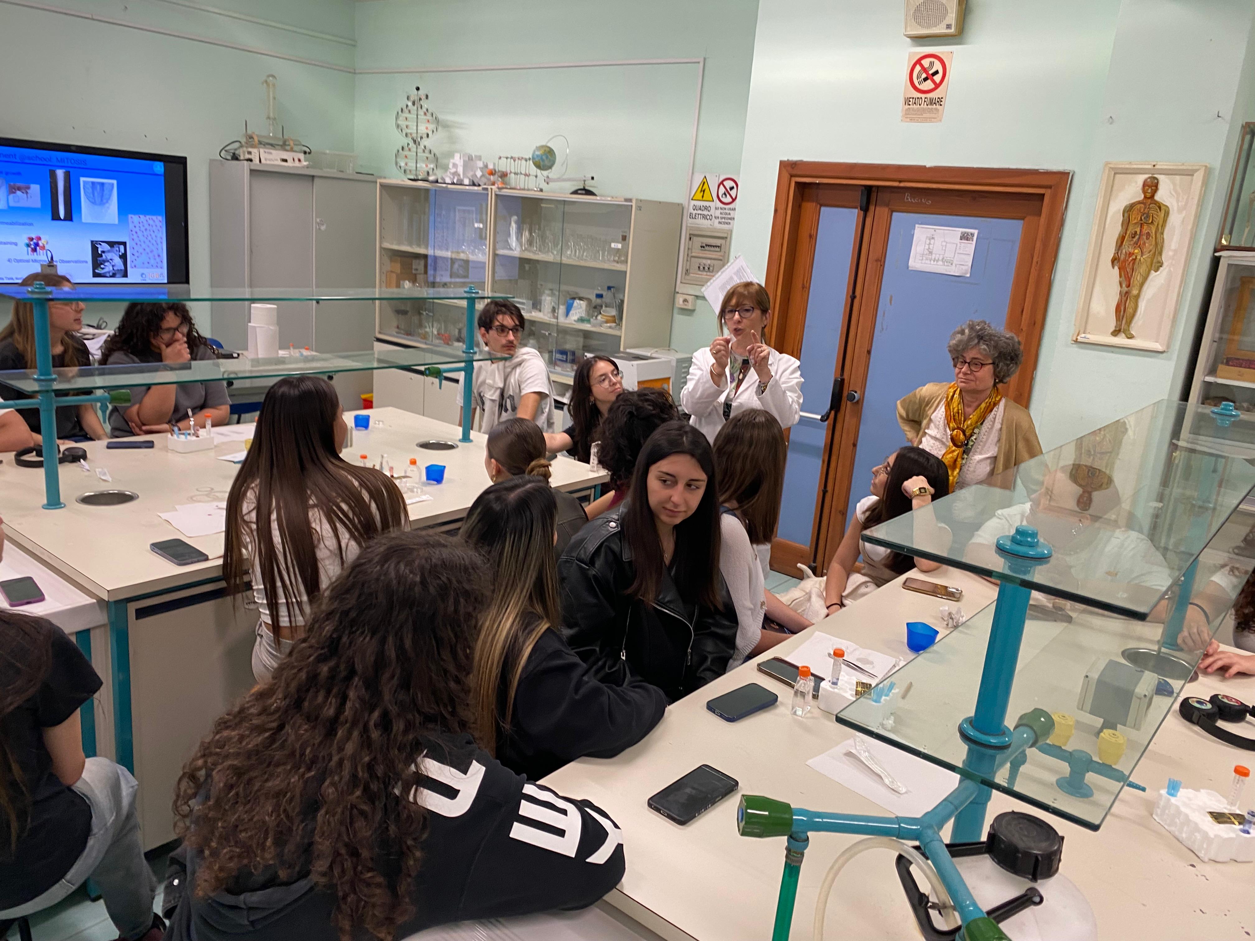 In laboratorio con l’inglese: apprendimento collaborativo delle scienze in L2 Piani per l'Orientamento e il Tutorato – POT 7 – UNI-SCO