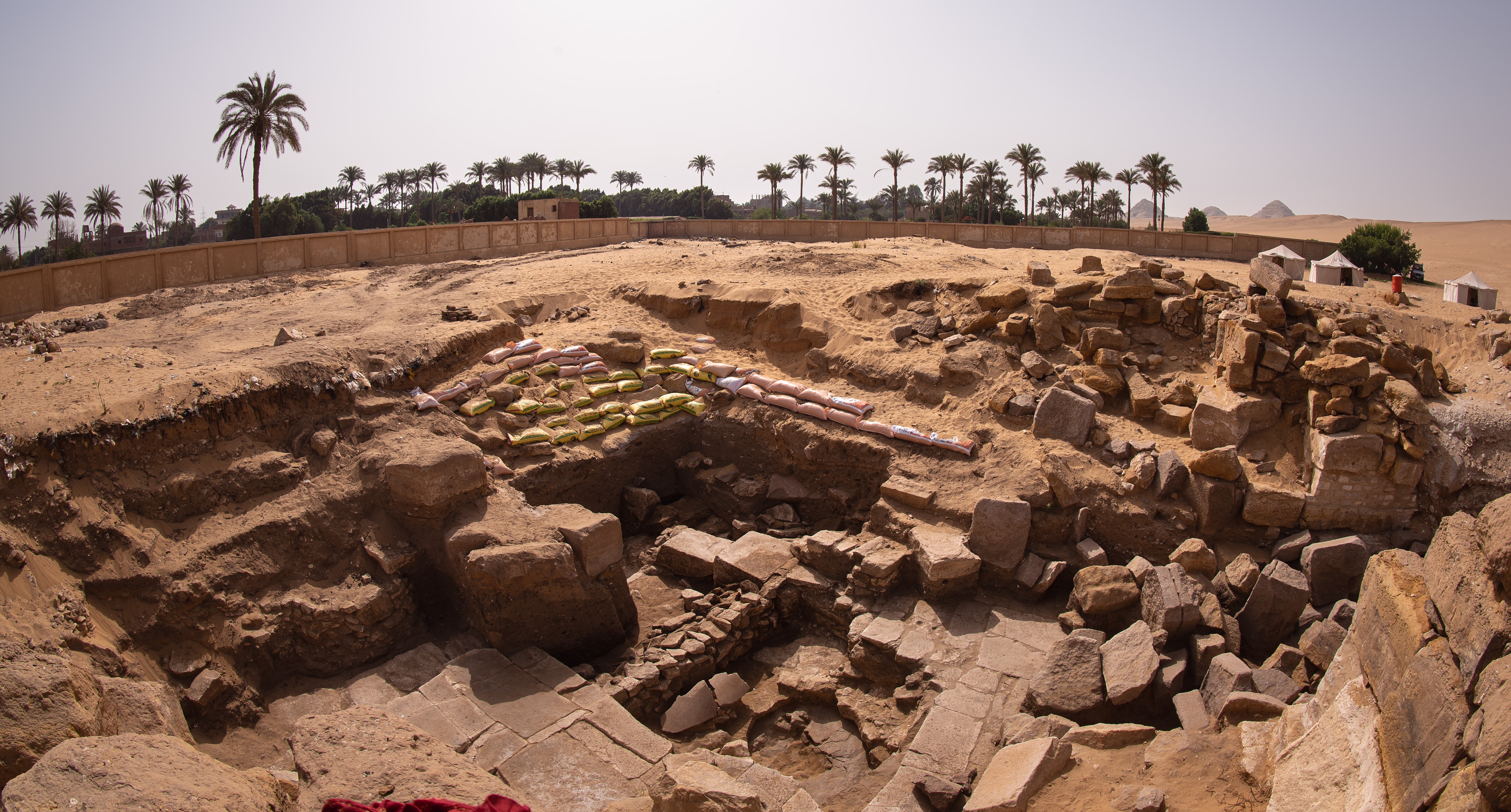 Fig. 1. Veduta generale del parte anteriore del tempio a valle del complesso solare di Nyuserra. Foto di Patricia Mora. © Archaeological and Topographical Expedition at the Sun Temple of Nyuserra at Abu Ghurab.