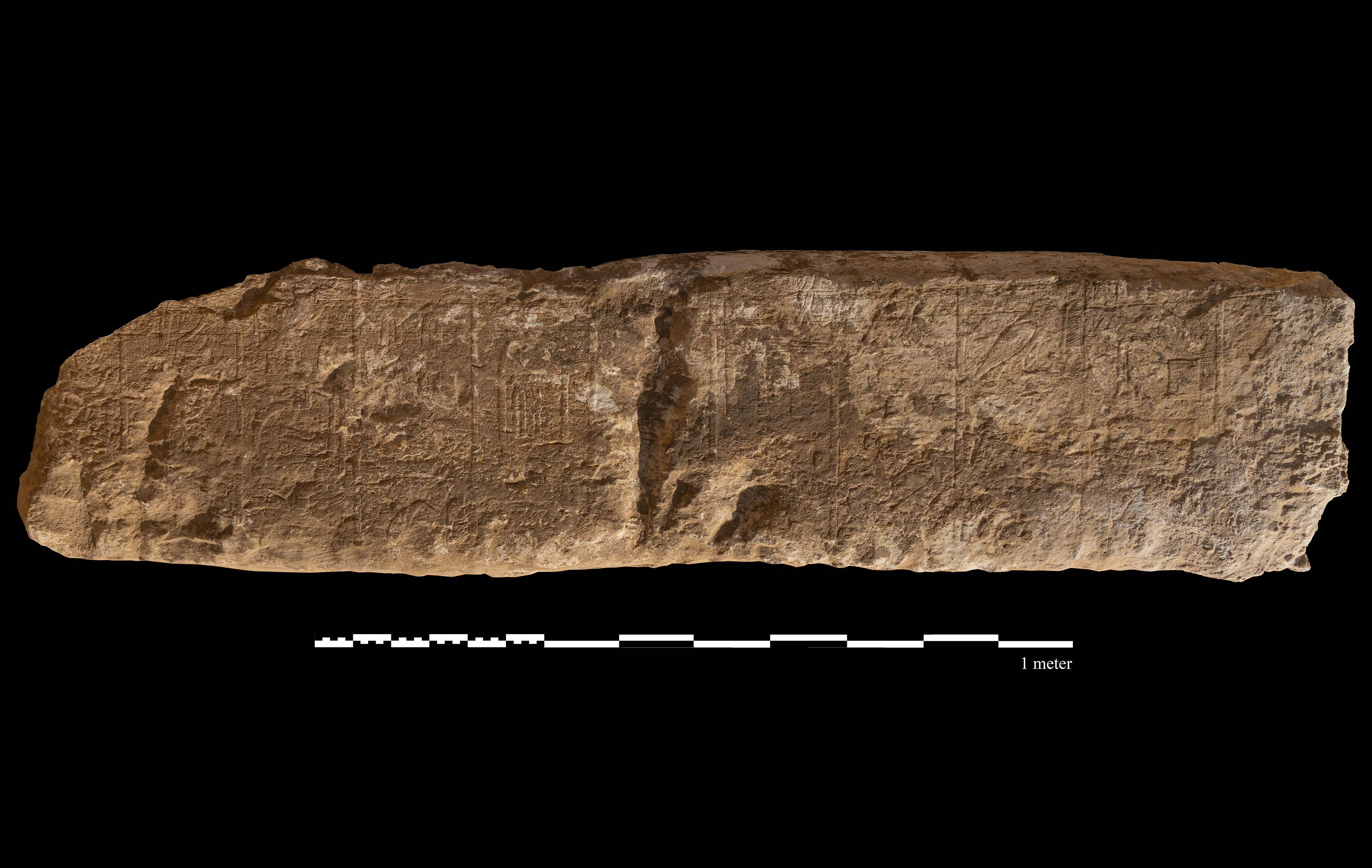 Alcuni dei blocchi incisi con iscrizioni geroglifiche ritrovati nell’area della facciata del tempio a valle. Foto di Patricia Mora. © Egyptian Ministry of Tourism and Antiquity 