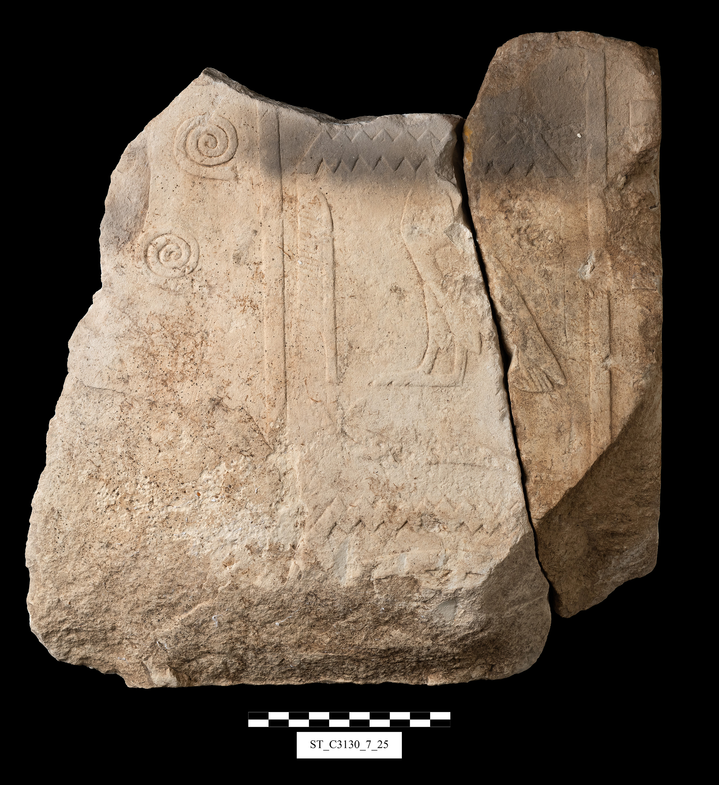 Alcuni dei blocchi incisi con iscrizioni geroglifiche ritrovati nell’area della facciata del tempio a valle. Foto di Patricia Mora. © Egyptian Ministry of Tourism and Antiquity 