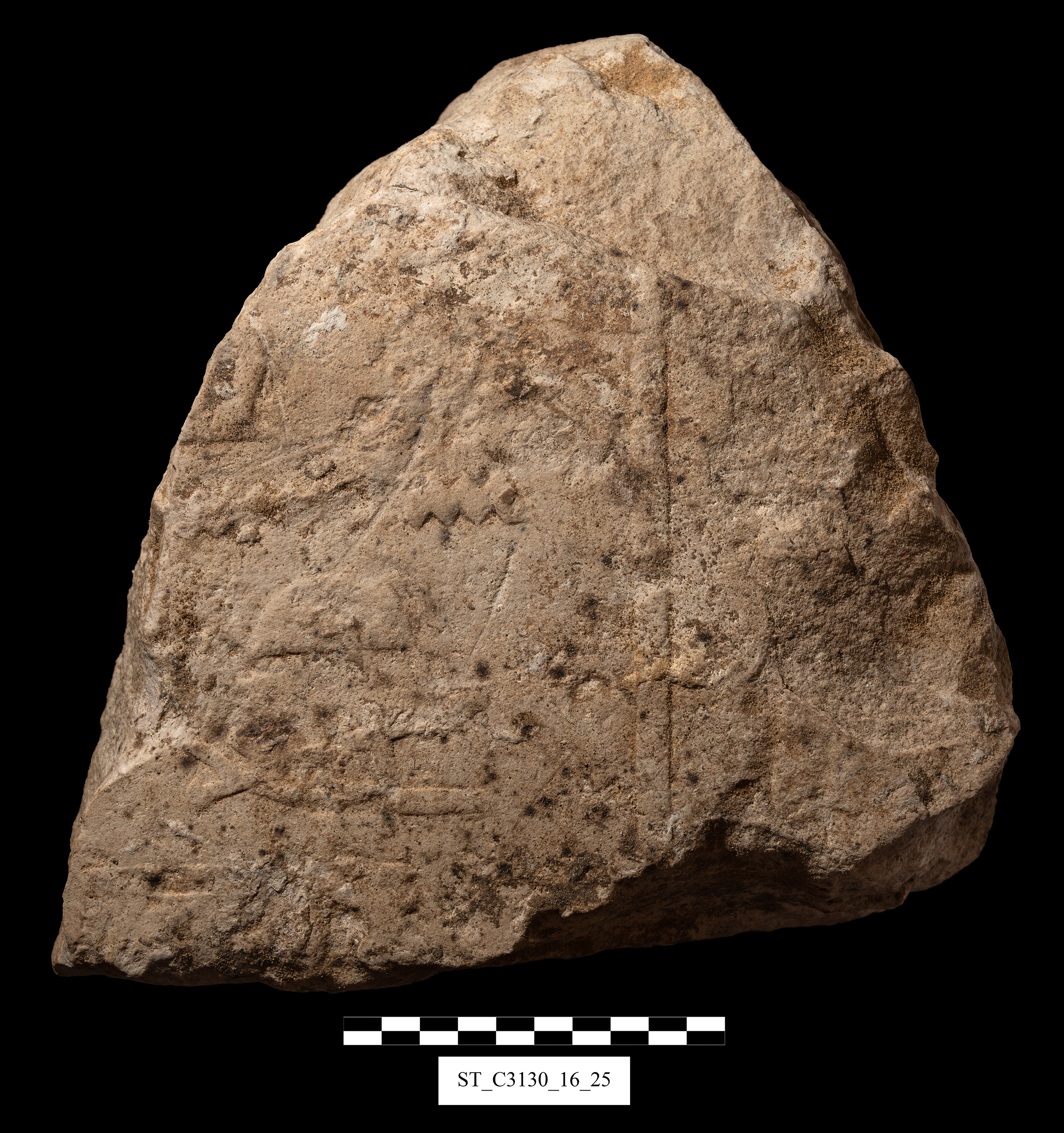 Alcuni dei blocchi incisi con iscrizioni geroglifiche ritrovati nell’area della facciata del tempio a valle. Foto di Patricia Mora. © Egyptian Ministry of Tourism and Antiquity 