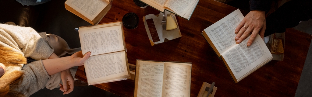 Persone in lettura