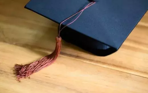 Dettaglio Tocco di laurea