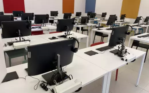 Laboratorio linguistico multimediale presso palazzo Giusso in largo S. Giovanni Maggiore