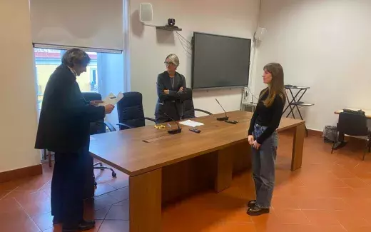 La consegna del premio da parte del genero di Allum