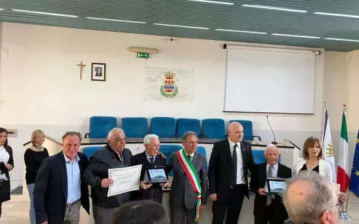Premiati due ex lavoratori dell'azienda agricola S. Cecilia Petruccia per il loro impegno quarantennale