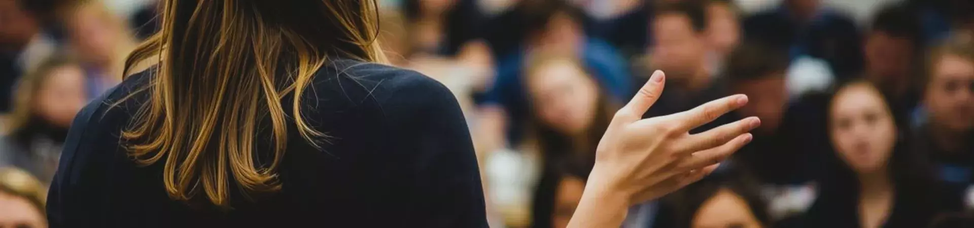 docente universitaria di spalle_crop1.