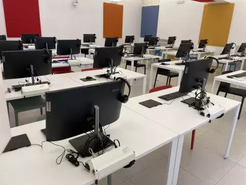 Laboratorio linguistico multimediale presso palazzo Giusso in largo S. Giovanni Maggiore