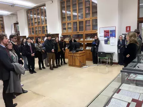 Venti studenti dell’Orientale e una delegazione della JCU hanno visitato il MAECI, partecipando a incontri con diplomatici e a una sessione di approfondimento sulla diplomazia pubblica. L’esperienza ha rappresentato un’occasione di formazione diretta con il mondo istituzionale.