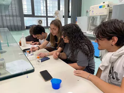 In laboratorio con l’inglese: apprendimento collaborativo delle scienze in L2 Piani per l'Orientamento e il Tutorato – POT 7 – UNI-SCO